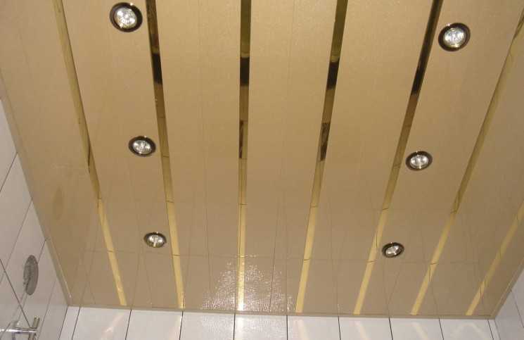 Потолок из пластика в ванной