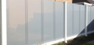 Заборы из поликарбоната: почему это не просто прозрачная панель и когда стоит выбрать такой забор Заборы из поликарбоната: почему это не просто прозрачная панель и когда стоит выбрать такой забор