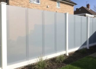 Заборы из поликарбоната: почему это не просто прозрачная панель и когда стоит выбрать такой забор Заборы из поликарбоната: почему это не просто прозрачная панель и когда стоит выбрать такой забор