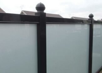 Заборы из поликарбоната: почему прозрачная ограда может стать лучшим решением для вашего участка