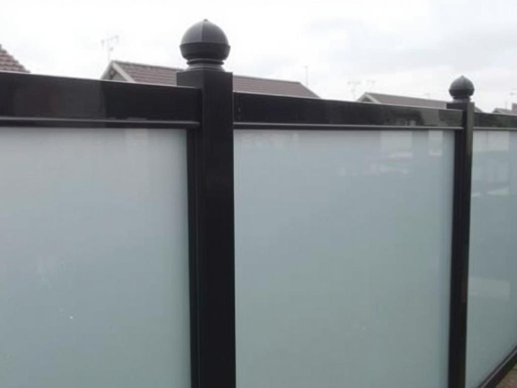 Заборы из поликарбоната: почему прозрачная ограда может стать лучшим решением для вашего участка