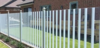 Заборы из поликарбоната: почему они стали таким популярным выбором и в чём их сильные стороны Заборы из поликарбоната: почему они стали таким популярным выбором и в чём их сильные стороны