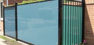 Заборы из поликарбоната: легкие, прочные и с характером — почему ими стоит заинтересоваться