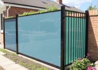 Заборы из поликарбоната: легкие, прочные и с характером — почему ими стоит заинтересоваться