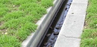 Бетонные водоотводные лотки: простой способ не утонуть в дожде