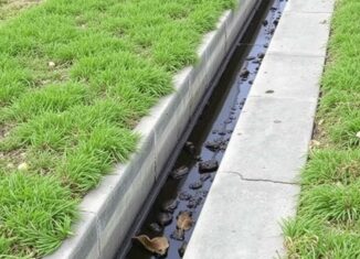 Бетонные водоотводные лотки: простой способ не утонуть в дожде